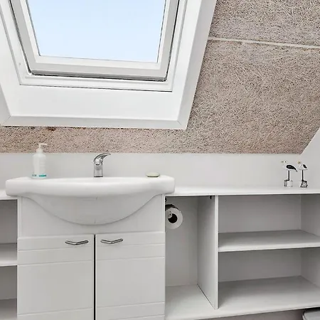 Дом отдыха Amazing In With 2 Bedrooms And Internet *