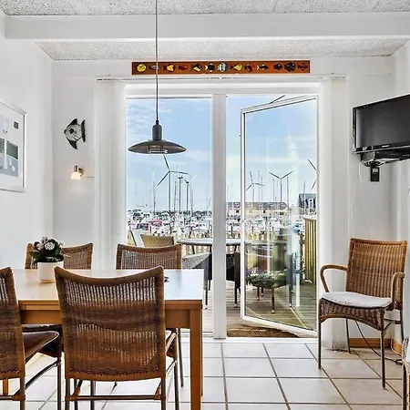 Amazing In With 2 Bedrooms And Internet
